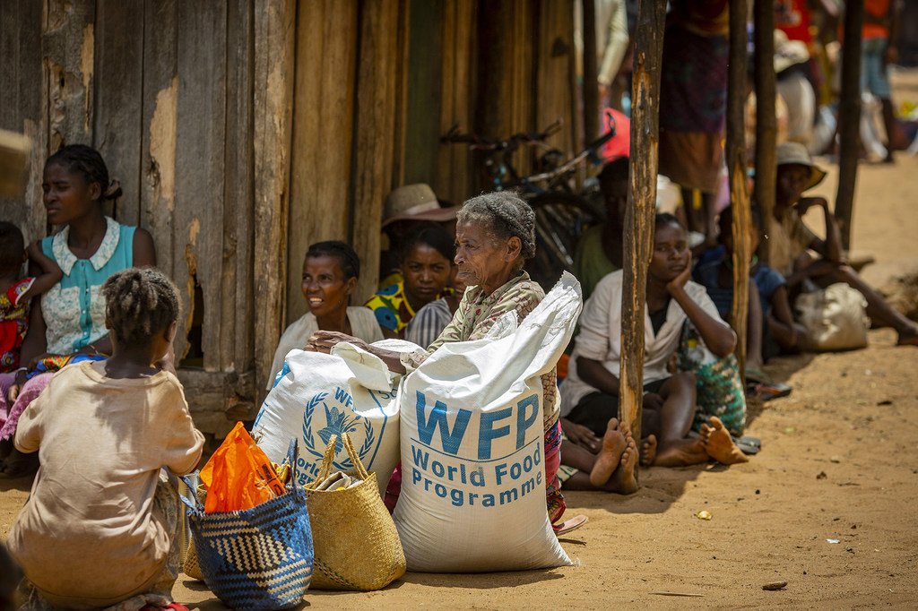 Los residentes de las comunidades afectadas por la sequía de Ifotaka, en el sur de Madagascar, recogen la ayuda alimentaria que proporciona el Programa Mundial de Alimentos de la ONU (PMA).