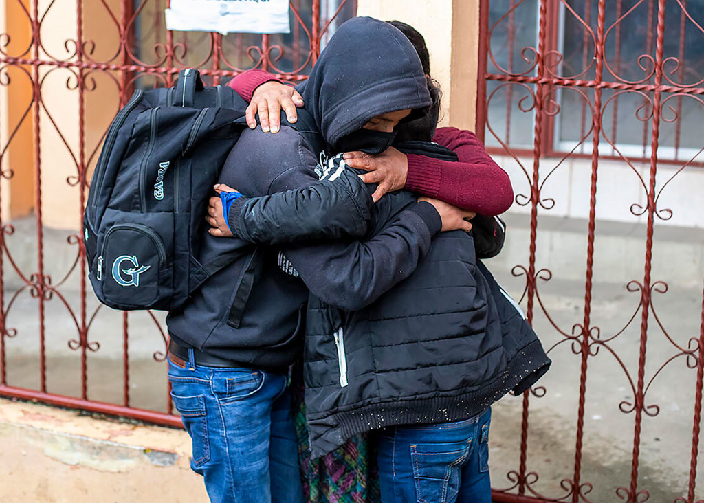 Un adolescente se reencuentra con su familia en Guatemala tras haber sido devueto a su país por los Estados Unidos. 