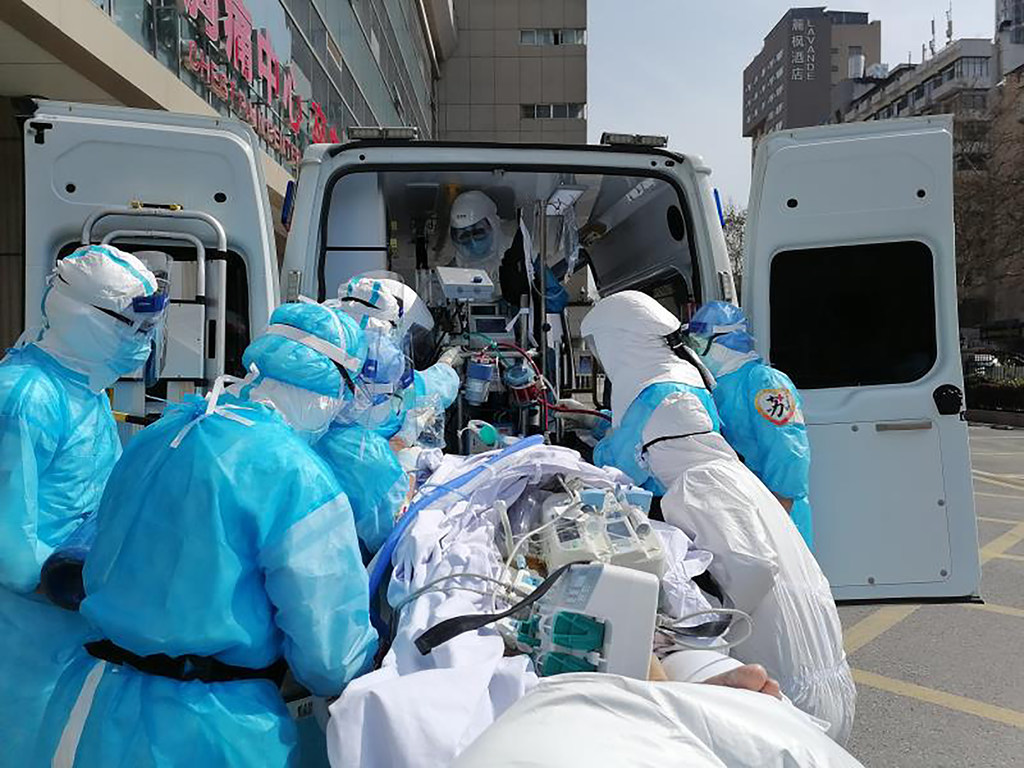 Personal de la UCI trabajando para salvar pacientes con COVID-19 en Wuhán, China, en abril de 2020