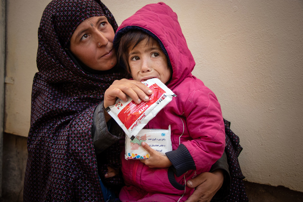 Parwana sufre desnutrición aguda severa, donde las necesidades de nutrición de los niños también han aumentado a raíz de los acontecimientos recientes en Afganistán. 