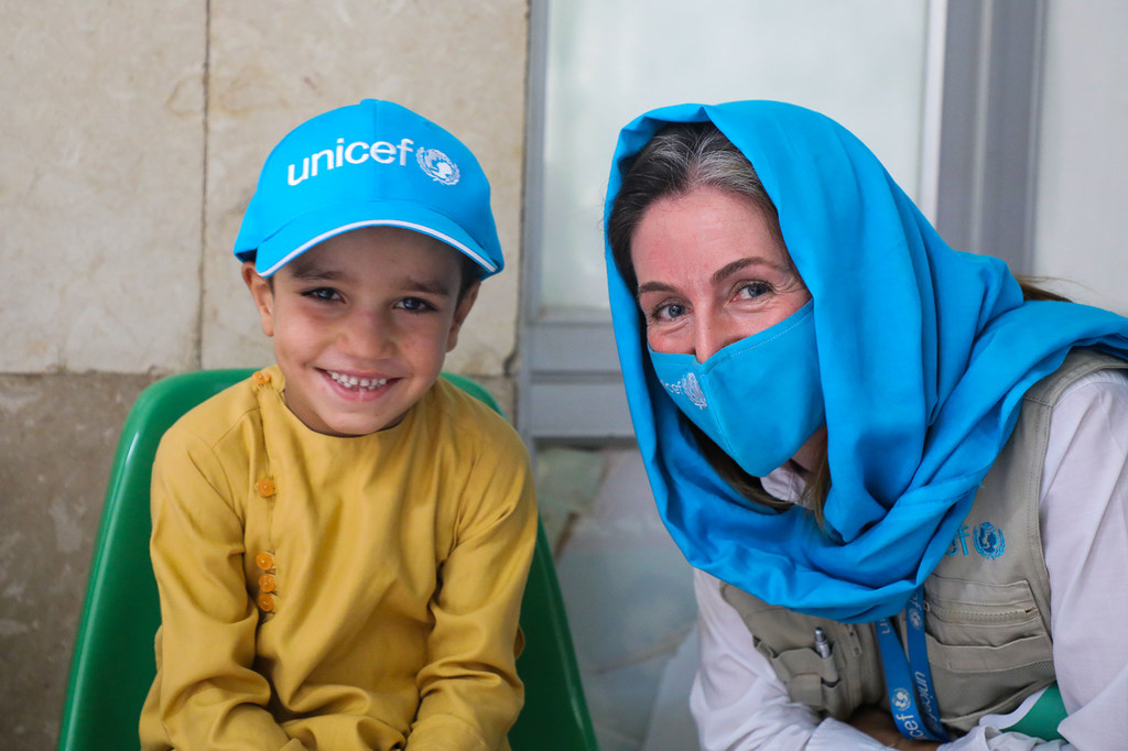 Sam Mort, la jefa de comunicación de UNICEF en Afganistán, junto a un niño en un hospital de Kabul, la capital del país.