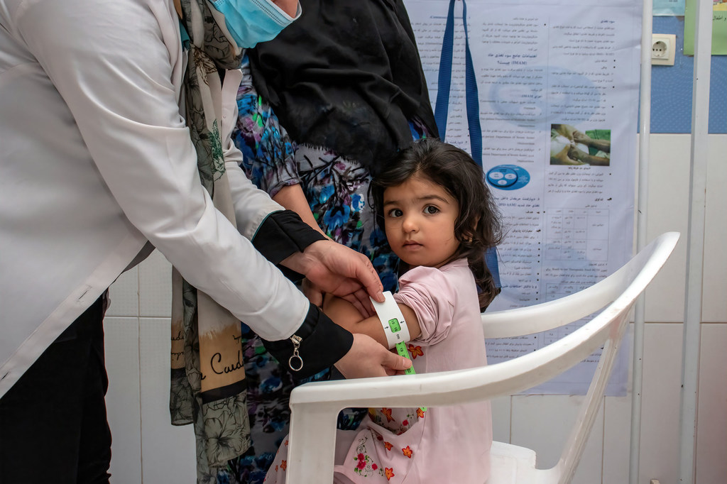A Fátima, de dos años de edad, le hacen una prueba sobre su estado nutricional en el centro de salud de Bab-e-Bargh, que cuenta con el apoyo de UNICEF en la clínica de salud más grande de la ciudad de Herat, en Afganistán.