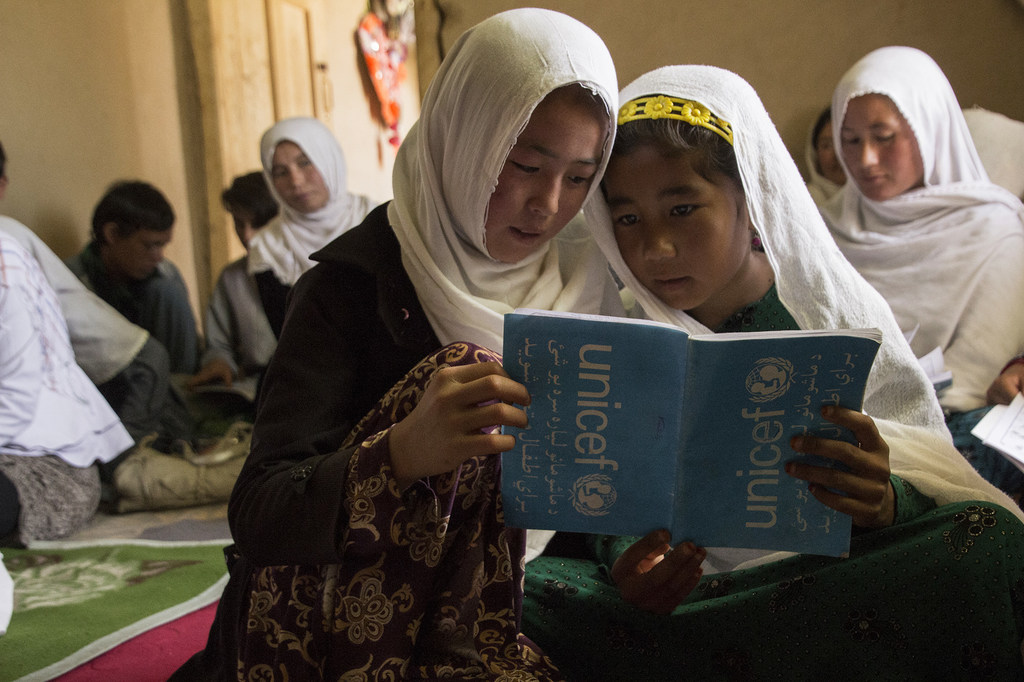 En el Afganistán, el UNICEF trabaja en la matriculación y la retención de los niños más vulnerables, especialmente los que no asisten a la escuela y las niñas.
