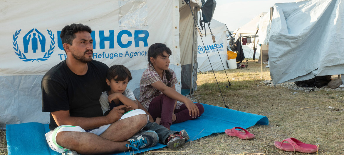 Un hombre afgano de 33 años espera, junto a su familia, en el campamento de la isla griega de Lesbos está a la espera de ser realojado en Alemania. 