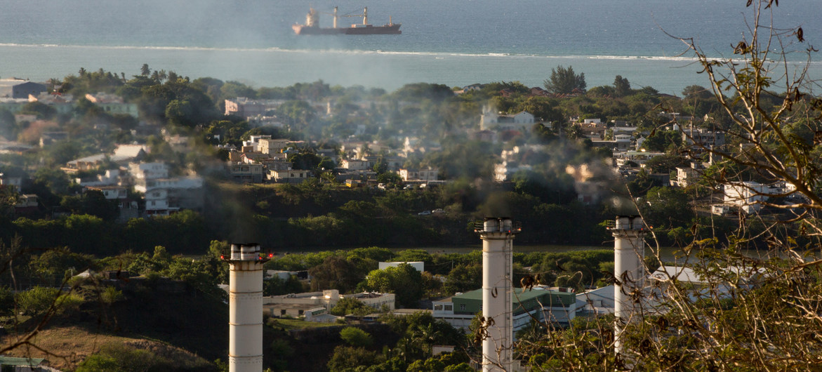 Una planta de energía en Mauricio genera emisiones de gases de efecto invernadero.