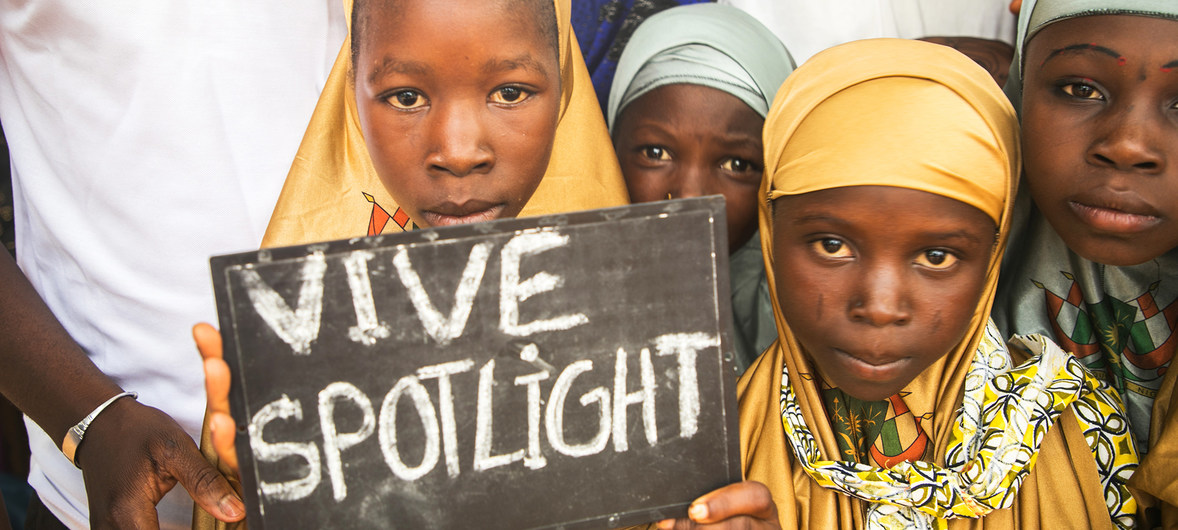 Niñas en la localidad de Danja, en Níger, muestran un cartel alusivo a la Iniciativa Spotlight.