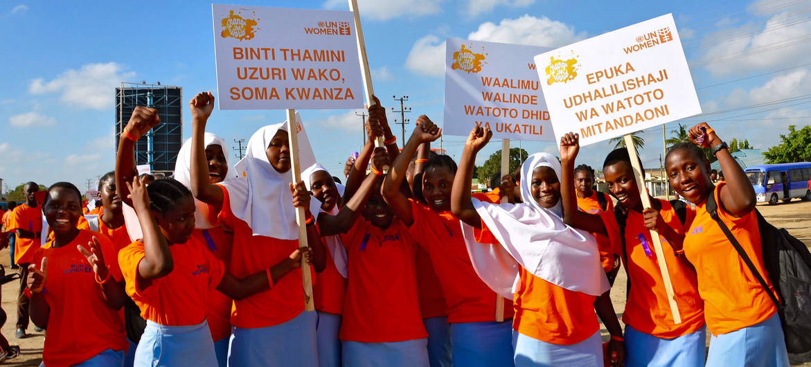 Niñas tanzanas participan en una marcha contra la violencia de género en Dar es Salaam