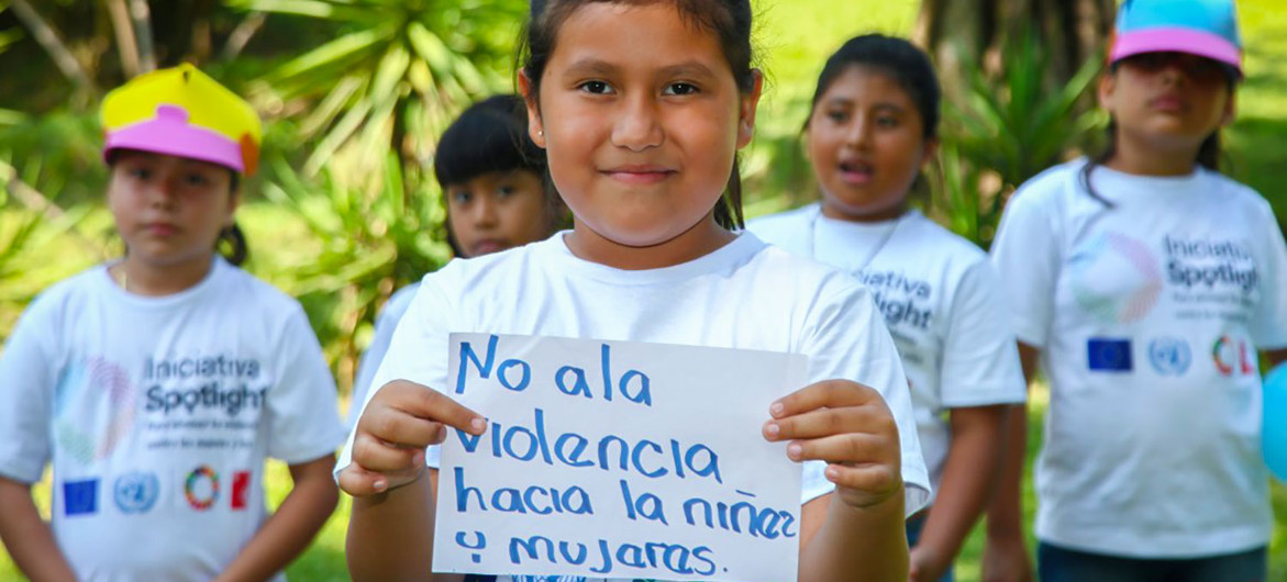 Niñas salvadoreñas participantes de una campaña contra la violencia que asola a mujeres y niñas en todo el mundo.