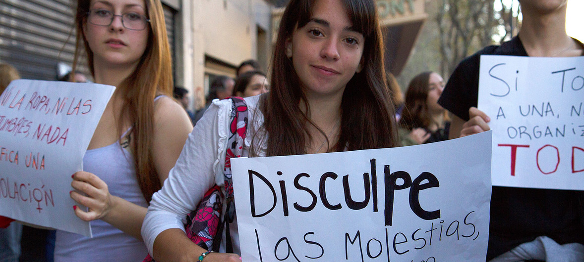 Protesta de mujeres en las calles de Argentina contra la violencia machista.
