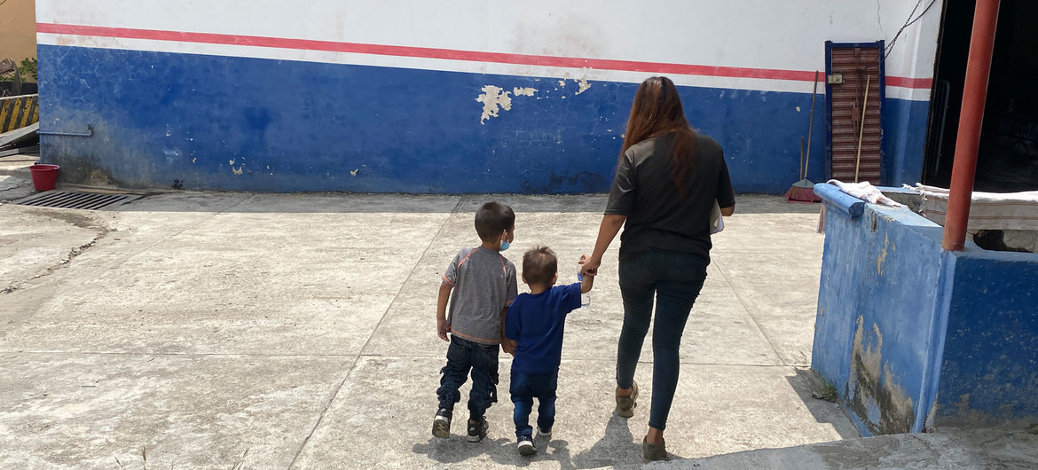 Una madre salvadoreña junto a sus dos hijos caminan a un centro de registro para solicitudes de Asilo en el sur de México.