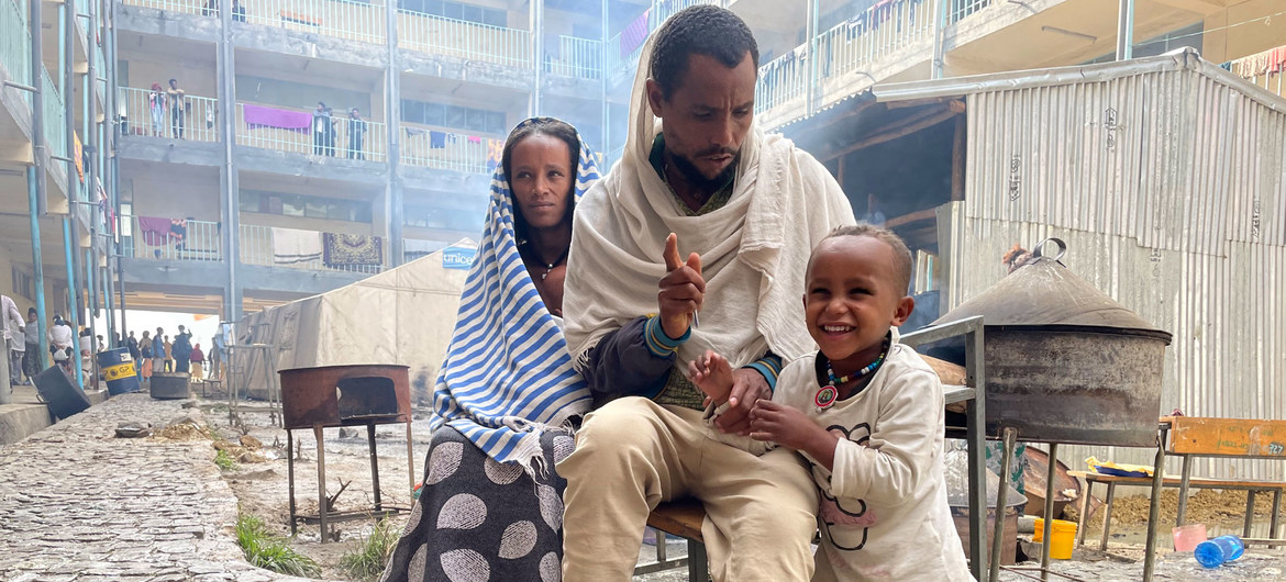 Esta familia de Samre, en el suroeste de Tigray, caminó dos días para llegar a un campamento para desplazados en Mekelle.