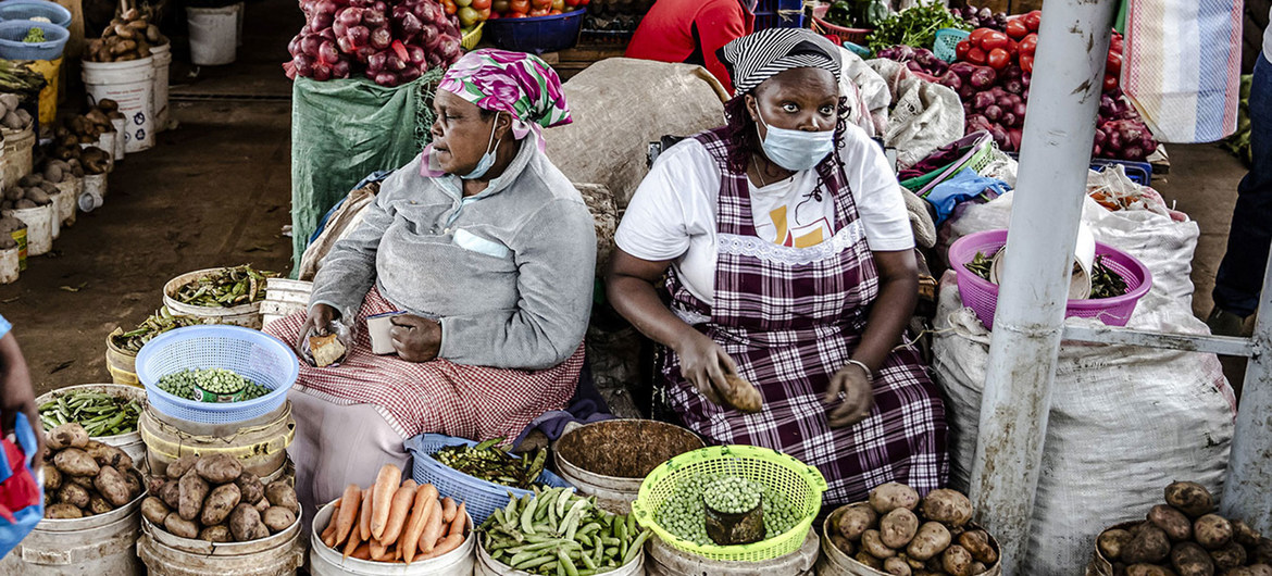 Vendedoras de alimentos en un mercado de Limuru, Kenya.