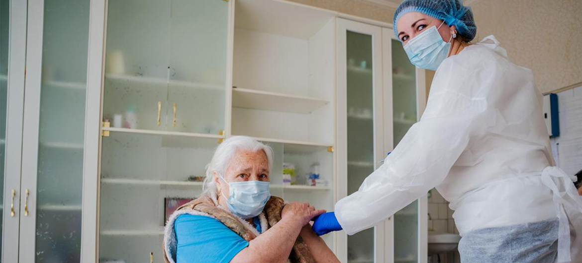 Olha Antoniuk, recibe la vacuna después de más de un año de aislamiento y sin poder celebrar su 84 cumpleaños con sus seres queridos, se prepara para ser vacunada contra COVID-19.
