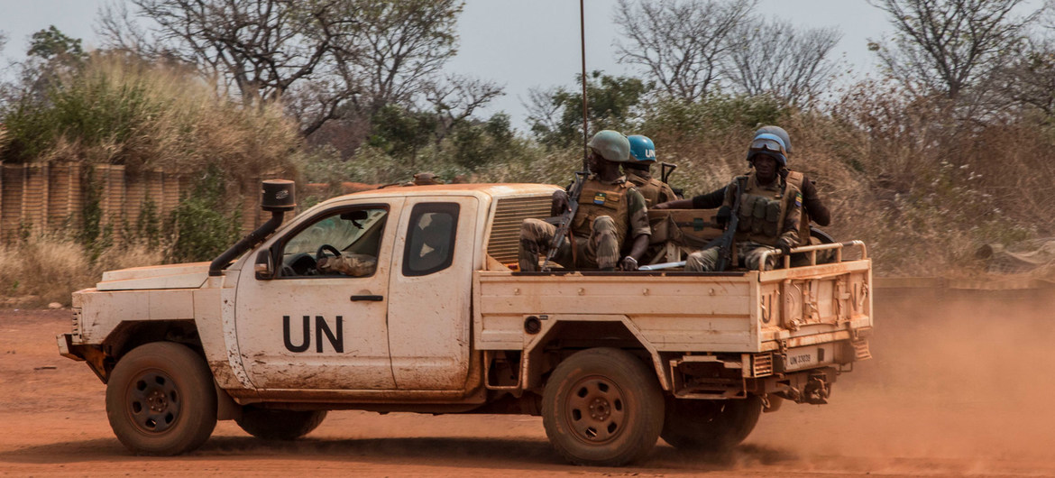 El personal de mantenimiento de la paz de las Naciones Unidas patrulla la ciudad de Bambari en la República Centroafricana. (Foto de archivo).