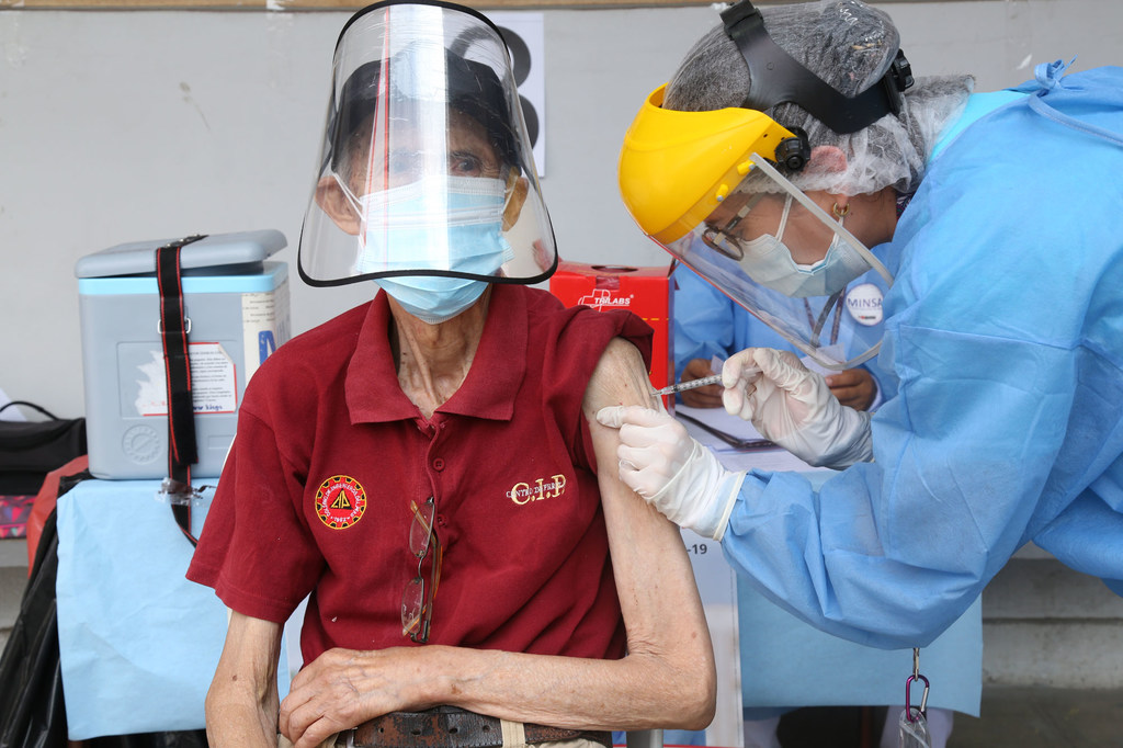 Un hombre mayor  recibe la vacuna del COVID-19 en Perú.
