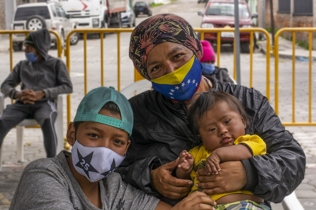 Este comedor comunitario ofrece comidas a refugiados y ecuatorianos. Hace un año, Yusleidy y su hijo mayor Axel huyeron de Venezuela. Axel padece una enfermedad cardíaca que, debido a la falta de acceso al tratamiento, estaba poniendo en riesgo su vida.