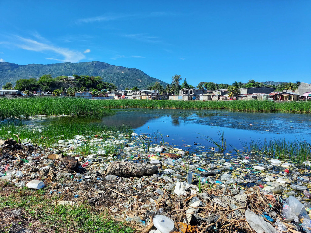 La contaminación por plástico deteriora el medio ambiente en Haití.