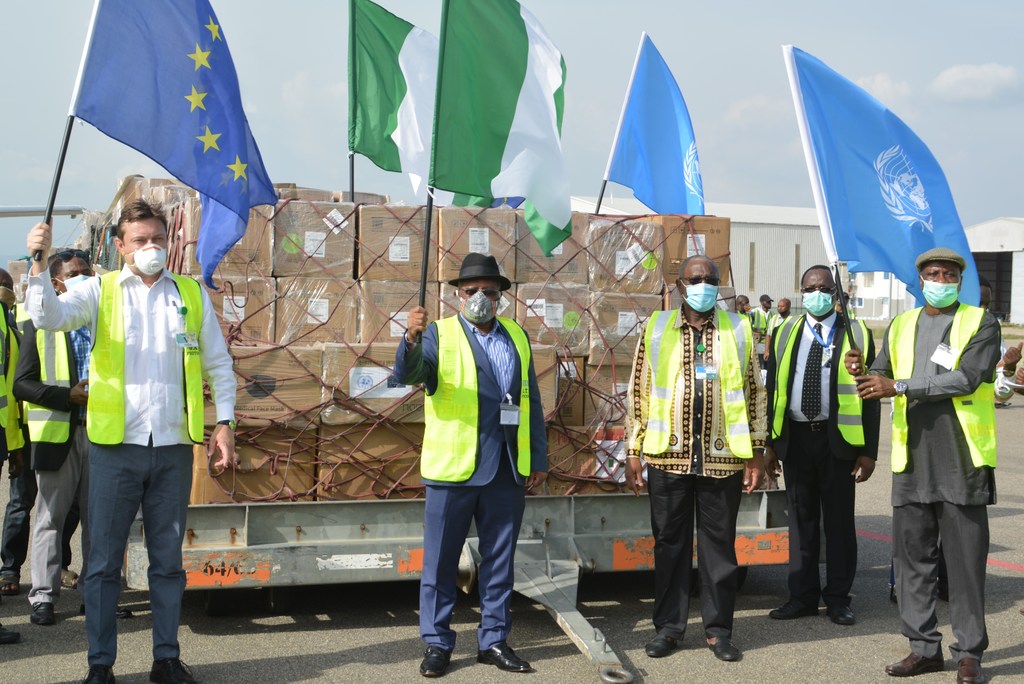 El coordinador residente de la ONU en Nigeria, Edward Kallon recibe suministros médicos para el COVID-19 en el Aeropuerto Internacional Nnamdi Azikiwe de Abuja.