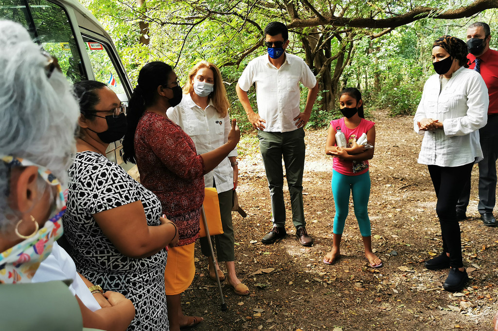 La Vicesecretaria de ONU, Amina Mohammed, visitó el manglar de Cuajiniquil en Guanacaste para conversar con las mujeres líderes que trabajan en su protección.
