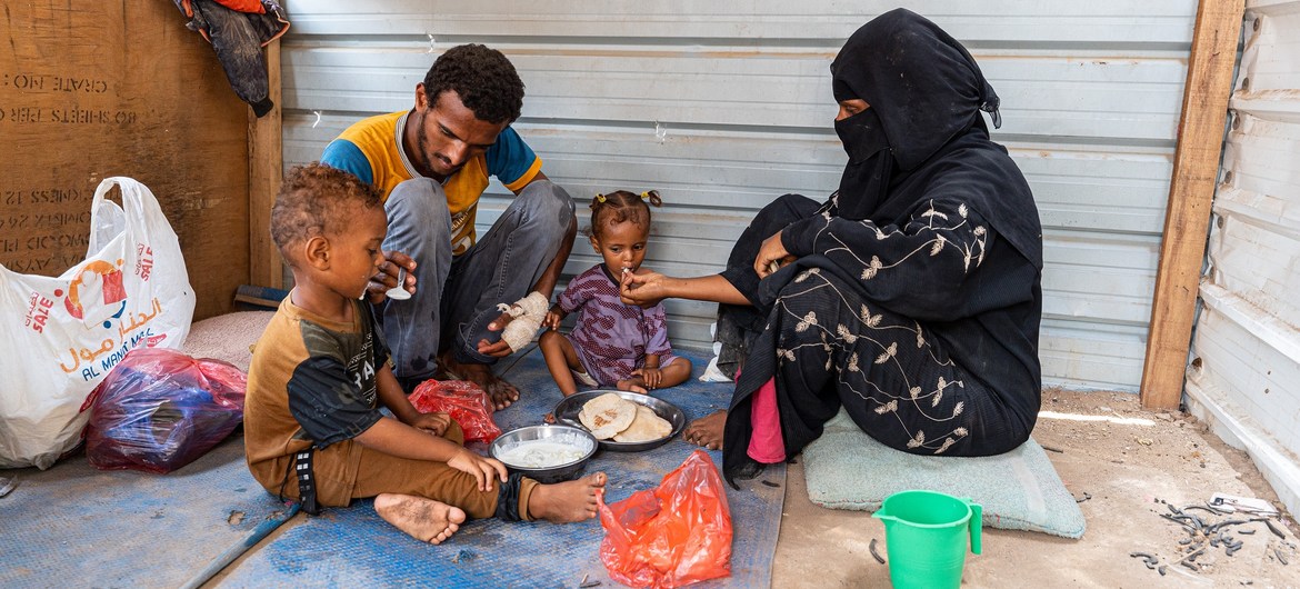 Ibrahim Abdullah y su familia viven en un campamento que no tiene techos en Yemen.