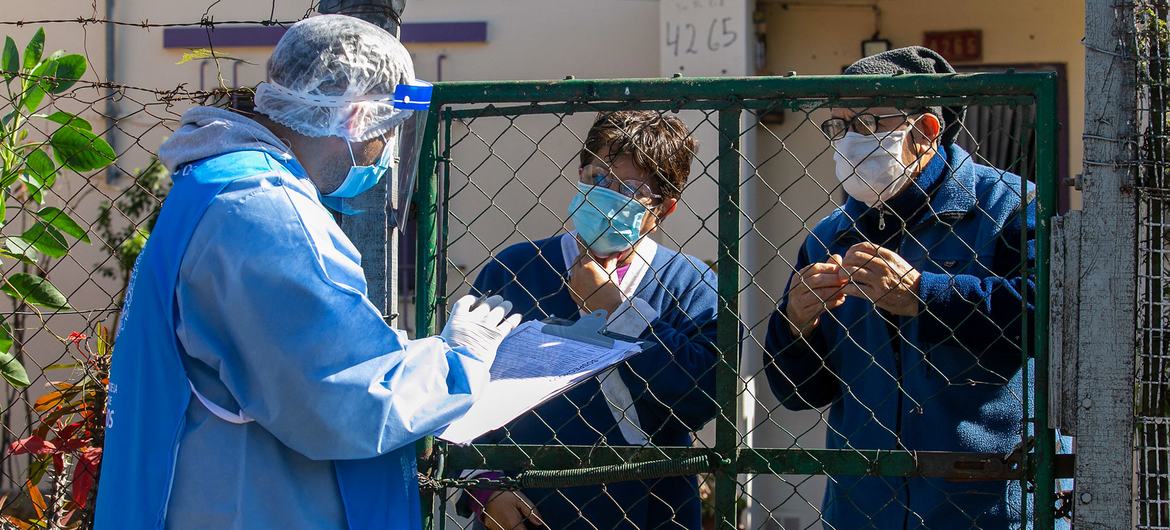 Trabajdores de la salud hacen pruebas de COVID-19 en domicilios de Buenos Aires, Argentina