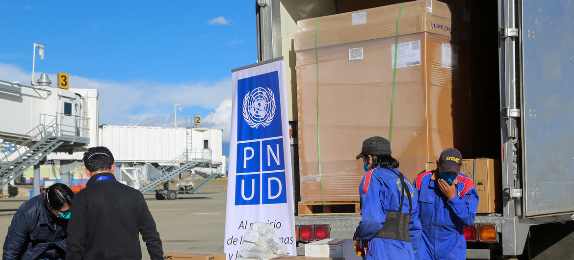 Los equipos del PNUD reciben equipos de laboratorio para facilitar el aumento de las pruebas COVID-19 en Bolivia.