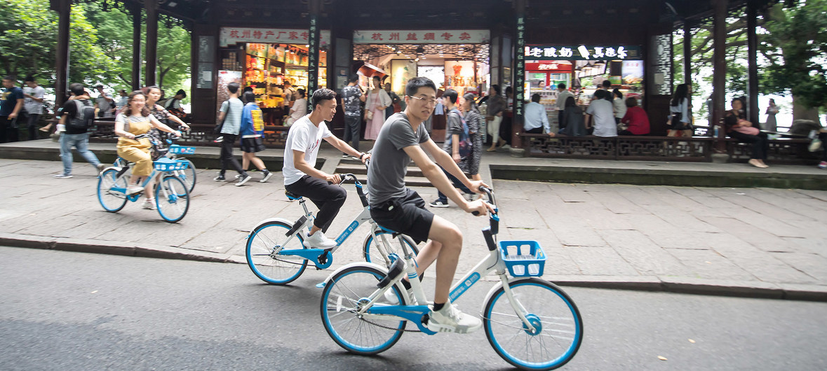 Jóvenes en bicicleta en Hangzhou, China