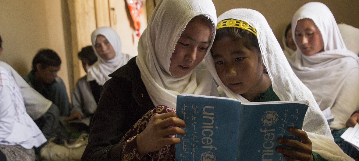 En el Afganistán, el UNICEF trabaja en la matriculación y la retención de los niños más vulnerables, especialmente los que no asisten a la escuela y las niñas.