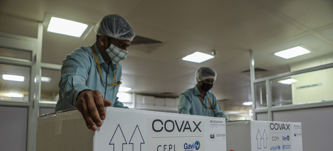 Empleados de UNICEF en la India se preparan para exportar un cargamento de vacunas de COVAX.