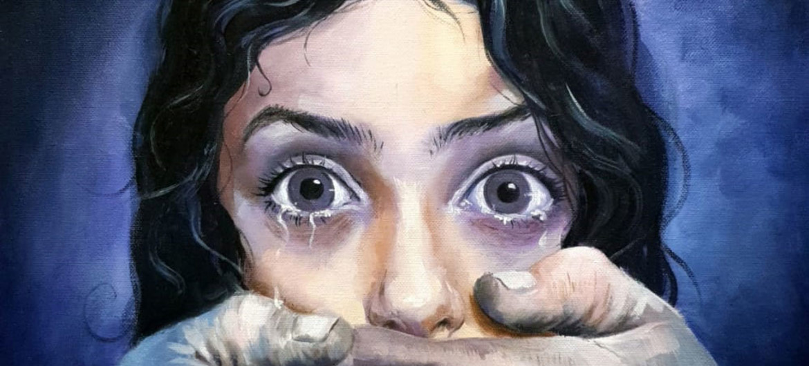 Detalle del trabajo artístico de Noorulhuda Nadheer sobre violencia sexual contra las mujeres y las niñas.