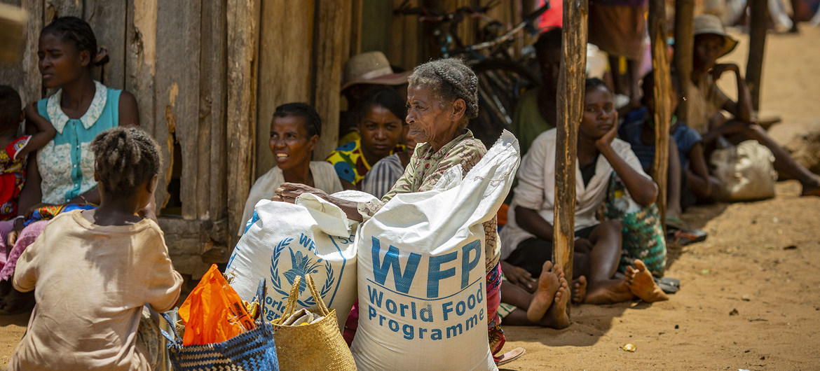 Los residentes de las comunidades afectadas por la sequía de Ifotaka, en el sur de Madagascar, recogen la ayuda alimentaria que proporciona el Programa Mundial de Alimentos de la ONU (PMA).