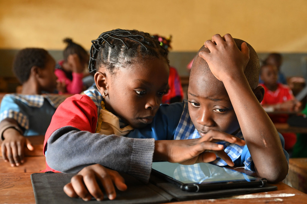 Los niños de una escuela de Camerún utilizan tabletas y ordenadores durantesu aprendizaje.