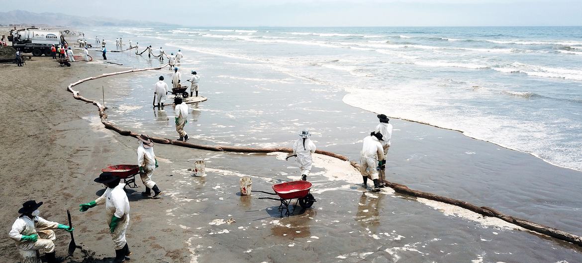 Derrame de petróleo en la costa del distrito de Ventanilla en la provincia constitucional del Callao, Perú, a raíz de la marea anormal provocada por la erupción volcánica en Tonga.