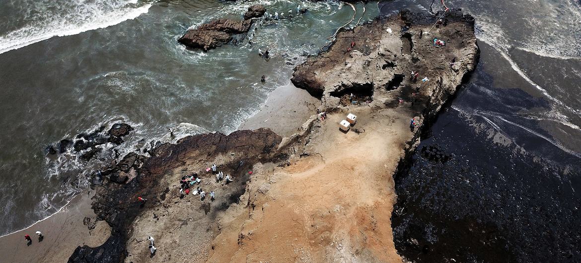 Derrame de petróleo en la costa del distrito de Ventanilla en la provincia constitucional del Callao, Perú, a raíz de la marea anormal provocada por la erupción volcánica en Tonga.