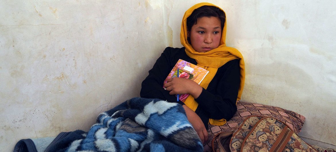 Una niña afgana herida en un ataque a una escuela del distrito 13 de Kabul.