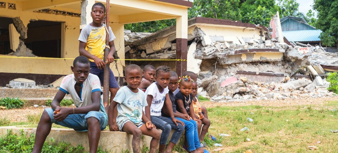 Niños sentados frente a su escuela, Notre Dame du Perpétuel Secours de Latibolière, destruida durante el terremoto del 14 de agosto en Haití.