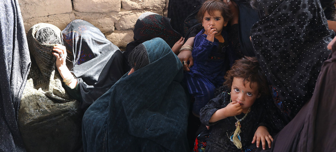 Madres y niños en una clínica móvil de nutrición que cuenta con el respaldo del Programa Mundial de Alimentosl en Herat, Afganistán.