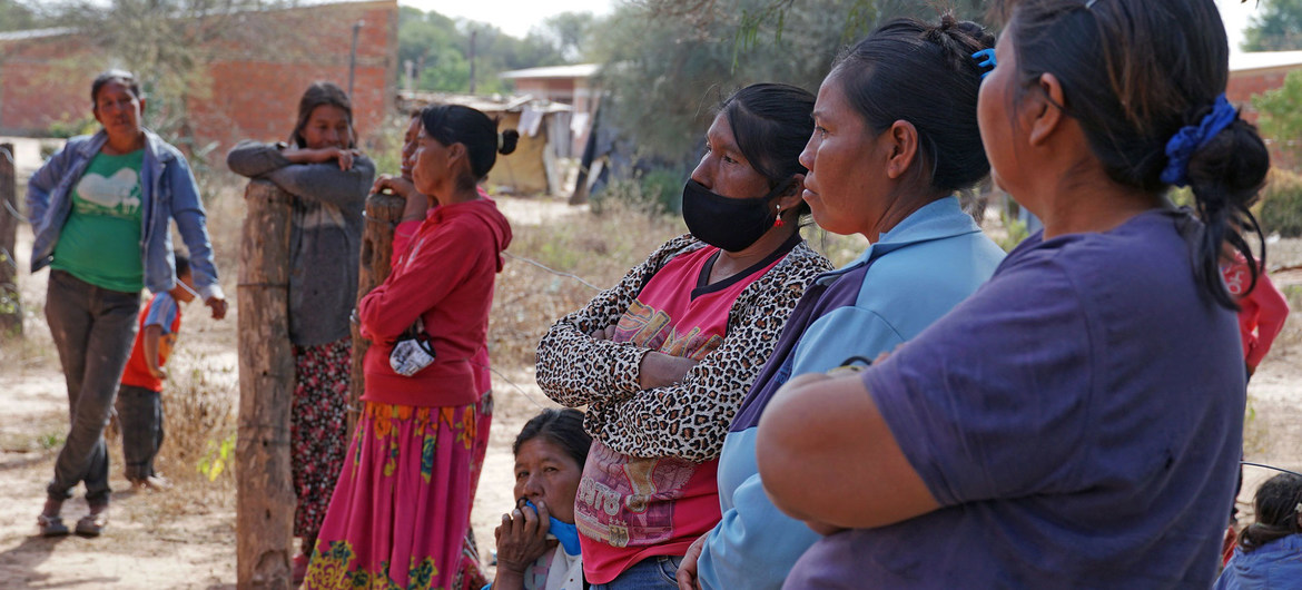 Mujeres de una comunidad indígena en Paraguay esperan para recibir su dosis de la vacuna contra el COVID-19.