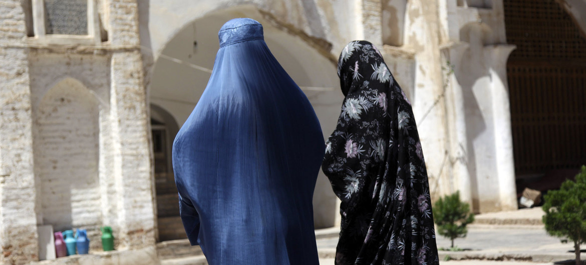 Dos mujeres afganas caminan cerca de una mezquita en la provincia de Herat.