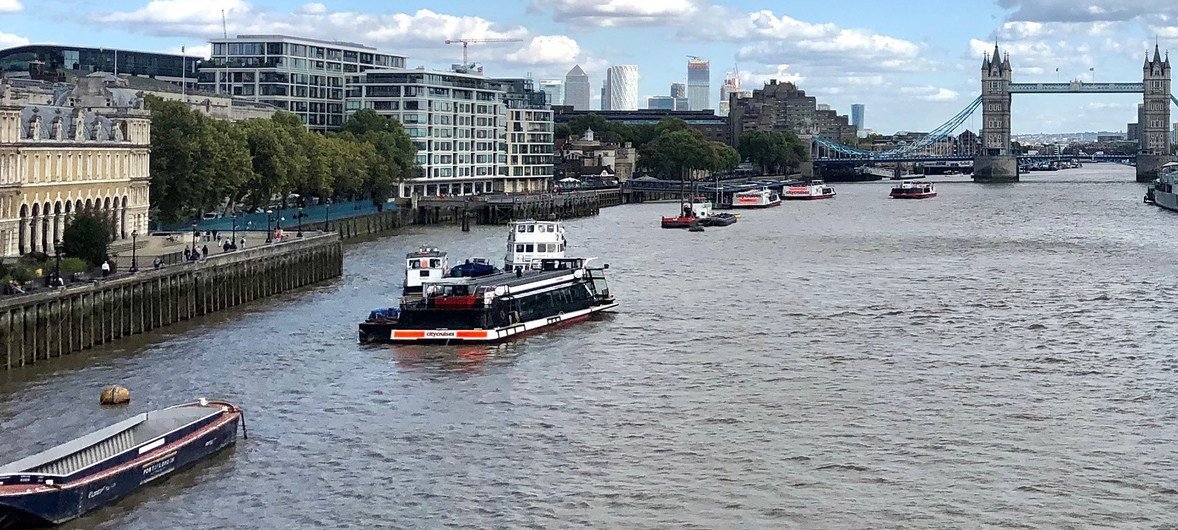 Una de las preocupaciones del Fondo Monetario Internacional es una recuperación a distantas velocidades. En la imagen, el barcazas recorren el río Tamesis en Londres.