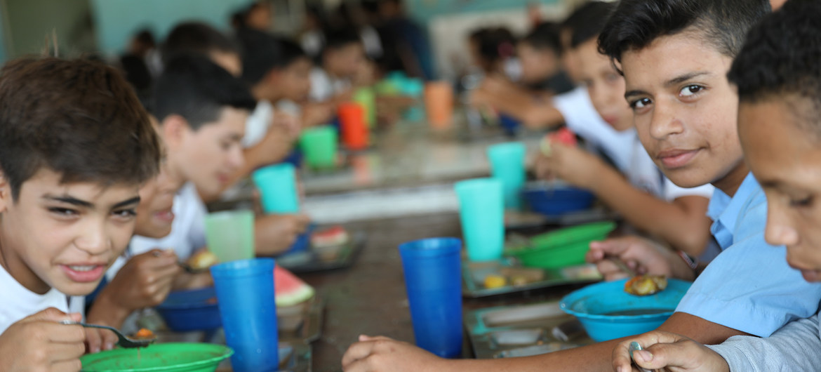 Niños en un comedor escolar en Venezuela