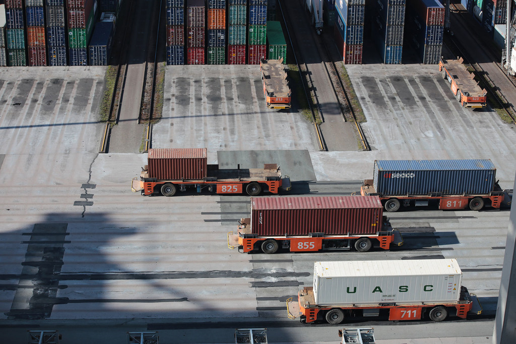 Camiones conducidos automáticamente transportan contenedores marítimos en un puerto de Rotterdam (Países Bajos).