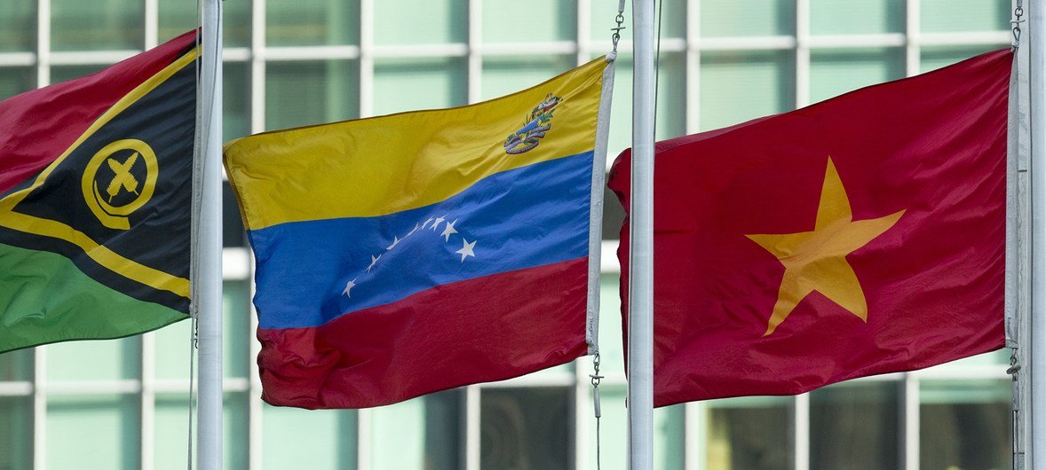 La bandera de Venezuela ondea en la sede de la ONU en Nueva York.