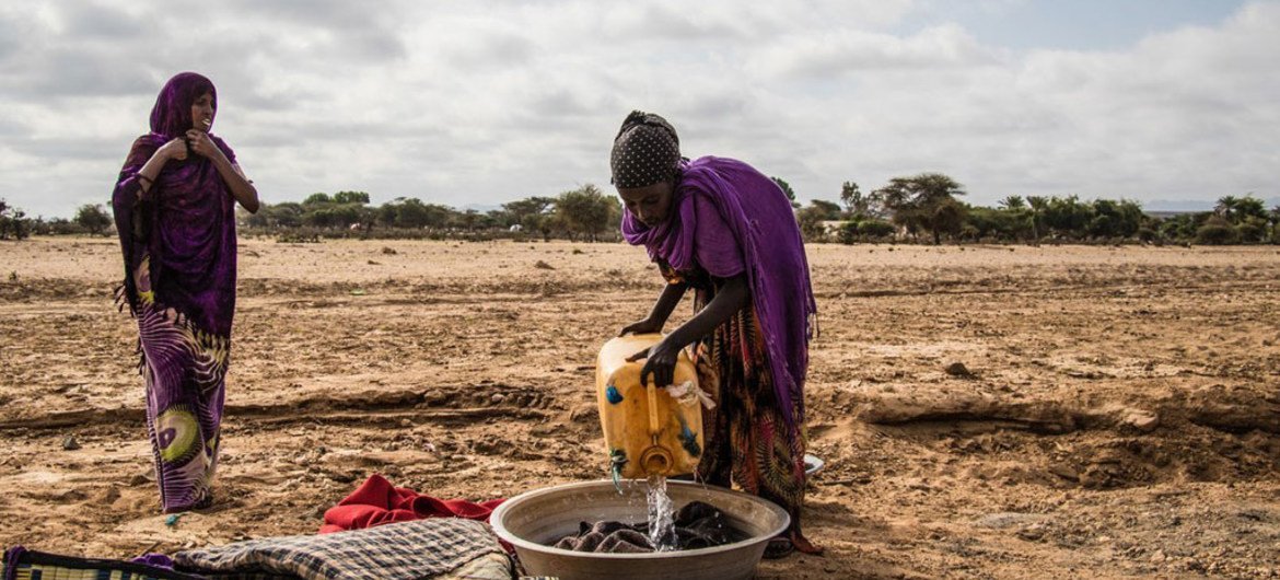 El agravamiento de la sequía ha dejado a cientos de miles de somalíes sufriendo escasez de agua y comida. Foto: OCHA Somalia