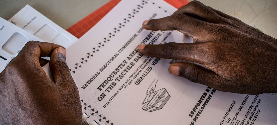 Las guías de votación táctiles garantizan que las personas con discapacidad de Sierra Leona sepan cómo votar.