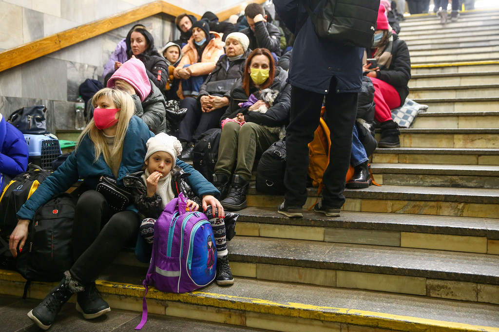Un numeroso grupo de personas se refugian en una estación de metro durante las operaciones militares en curso en Kiev, Ucrania.