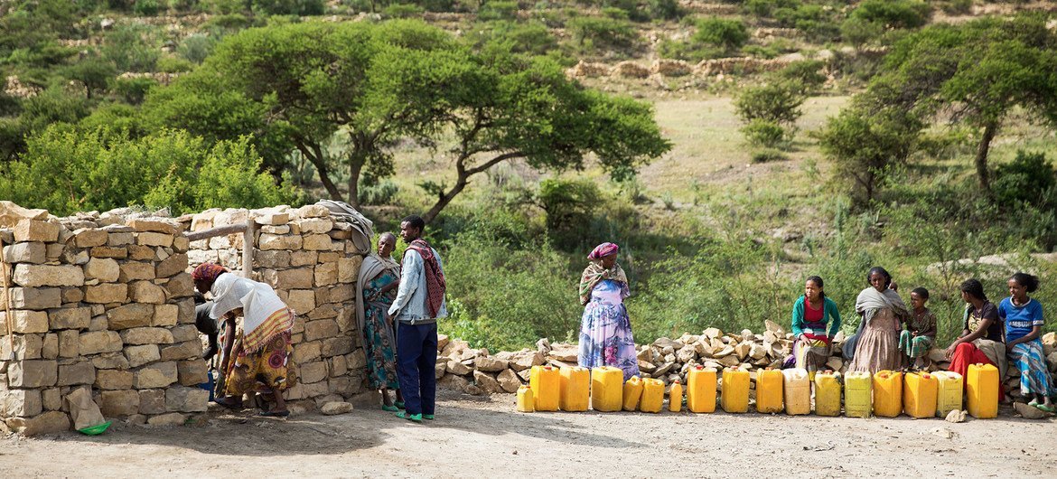 Familias recogen agua de un pozo facilitado por UNICEF en Etiopía.