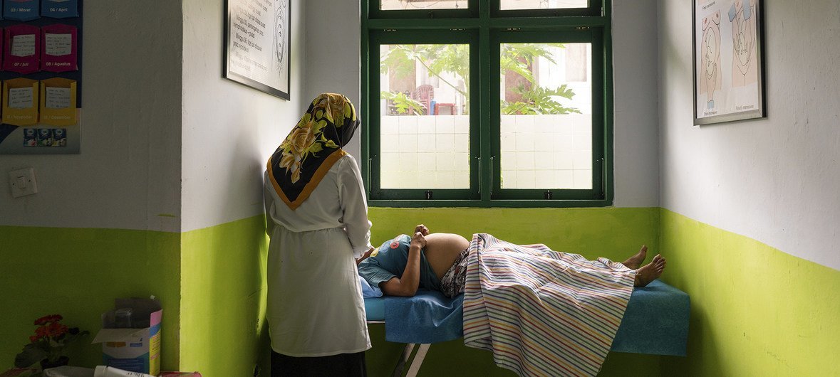 En Ambon, Indonesia, una mujer embarazada recibe servicios médicos.