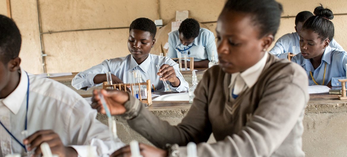Una niña realiza un experimento de química en una escuela secundaria de Lusaka (Zambia).