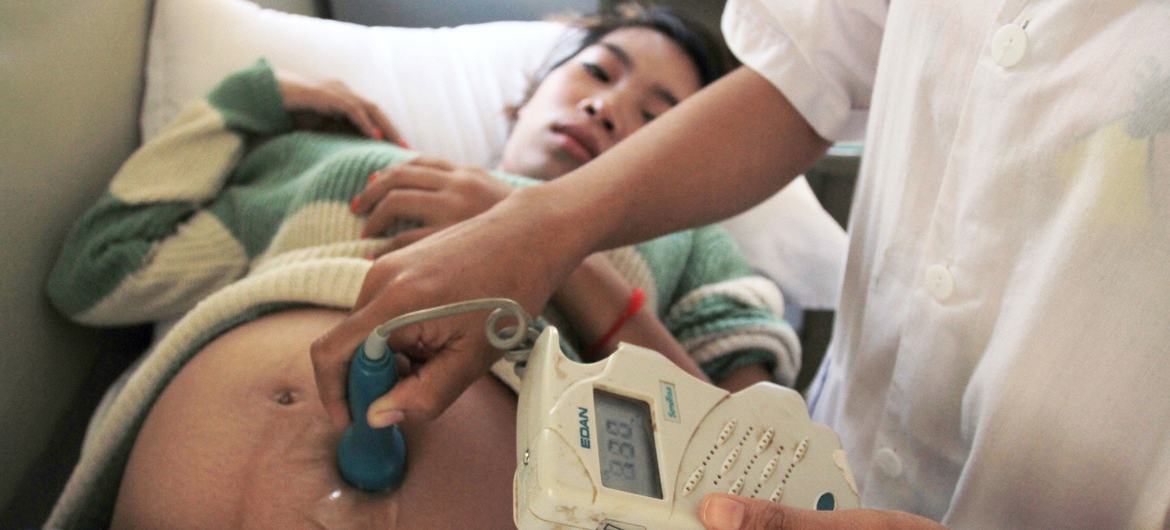 Una mujer embarazada recibe cuidados prenatales en un hospital de Preah Vihear, Camboya.